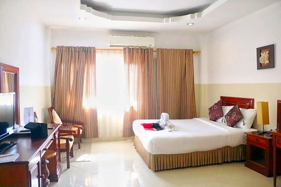 Photo 1 of 12 of Deluxe 1 King Bed