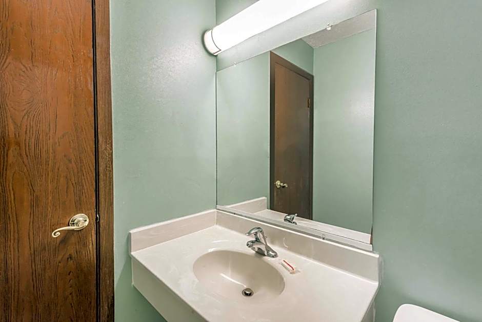 Days Inn & Suites by Wyndham Youngstown / Girard Ohio