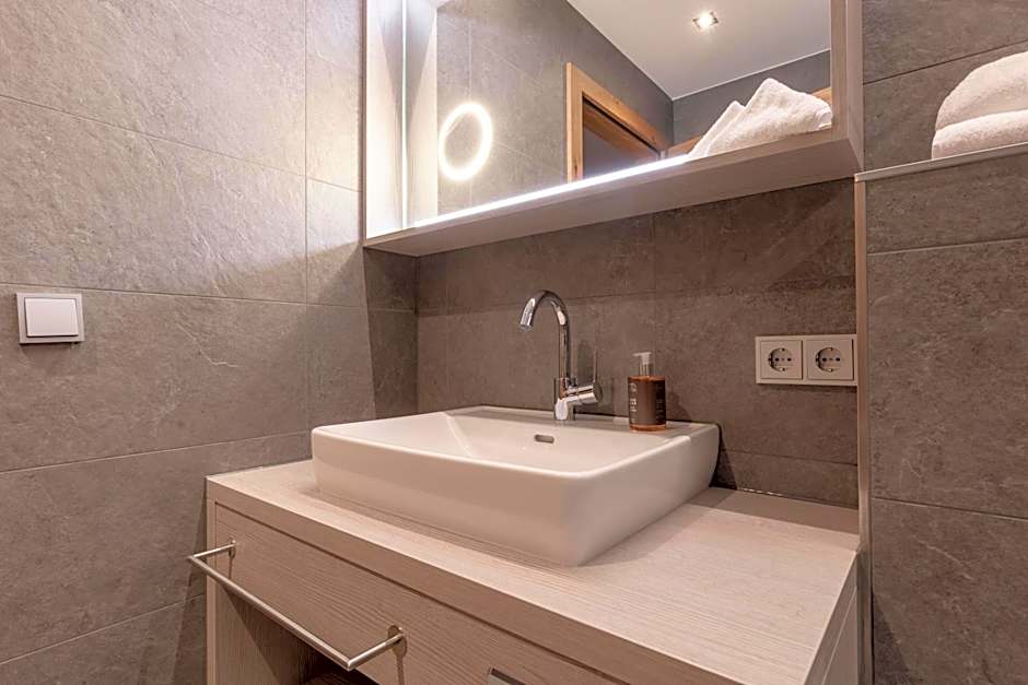 Foto 1 di 6 di 2 Bedroom Apartment, Balcony, Annex Building