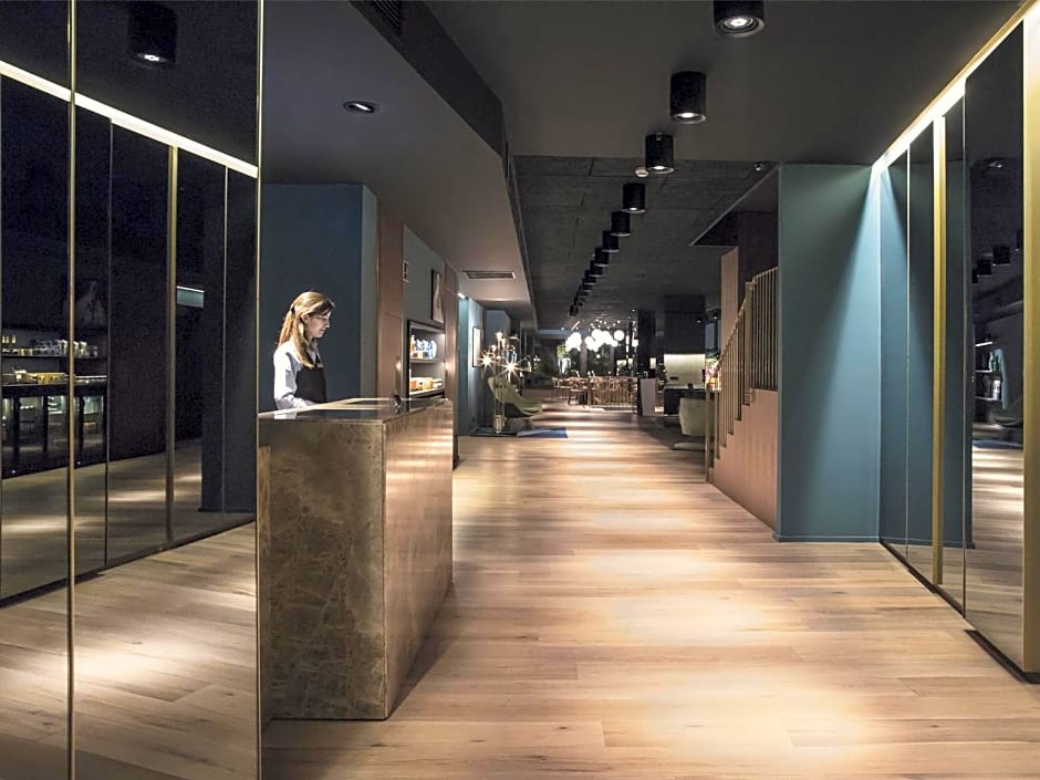 Yurbban Trafalgar Hotel