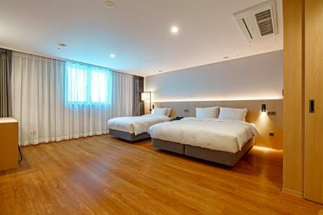 Deluxe Family Twin Room