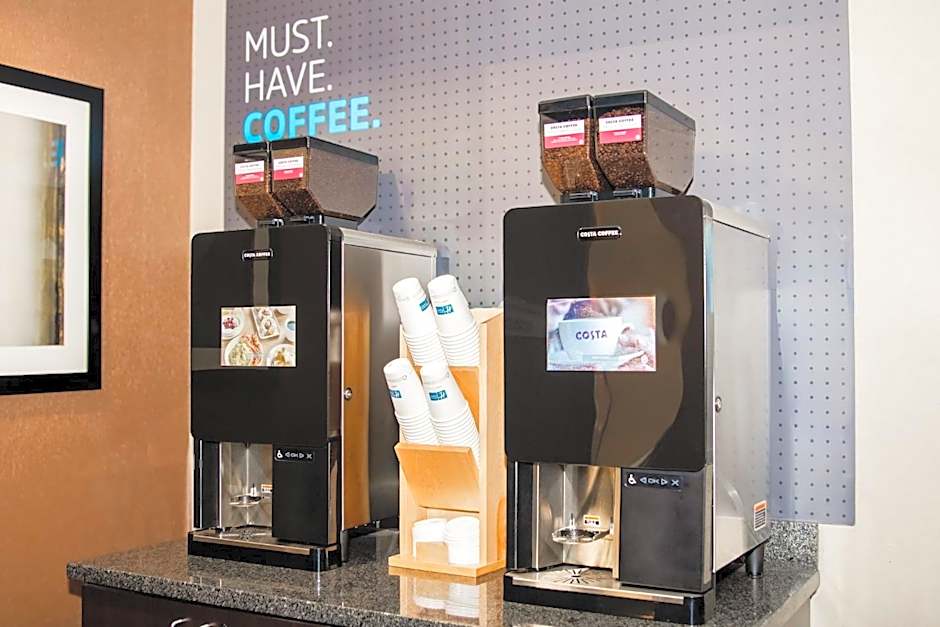 Holiday Inn Express & Suites Bakersfield Airport By IHG