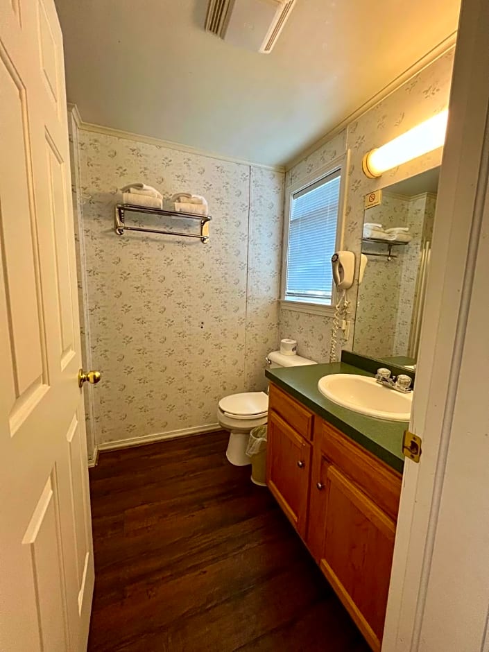 Rodeway Inn & Suites Brunswick near Hwy 1