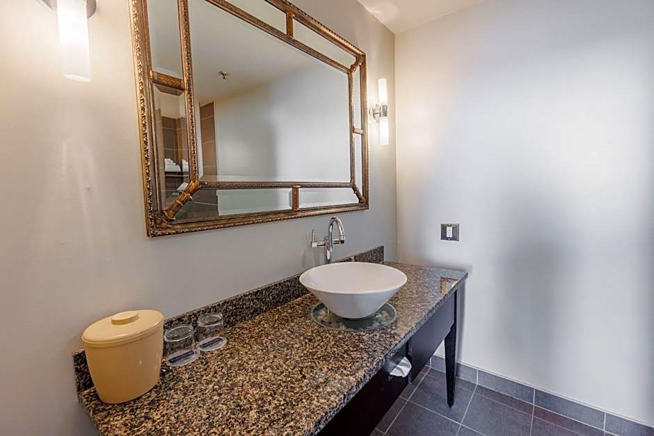 Travelodge Hotel & Convention Center by Wyndham Quebec City