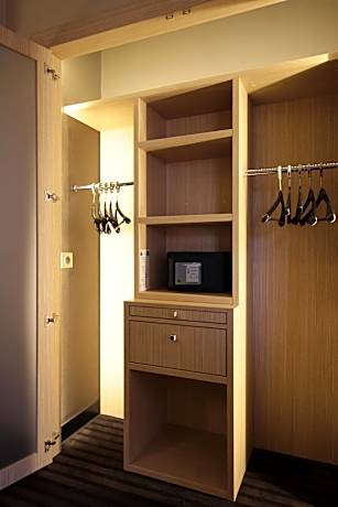 Family Room (2 Adults + 1 Child under 12)