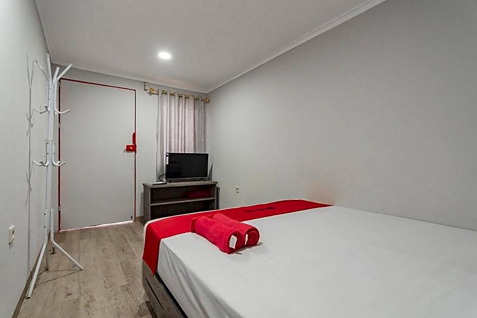 RedDoorz Plus near Lembang Park & Zoo
