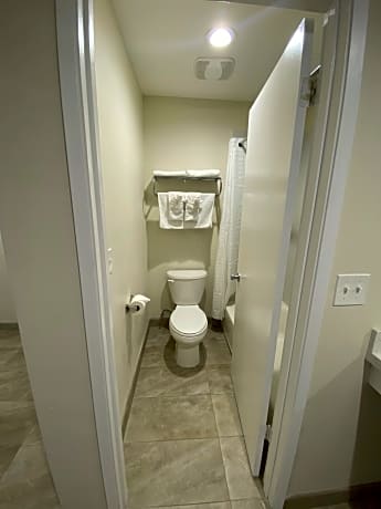 2 Twin Beds Mobility Accessible Room Roll-In Shower Non Smoking