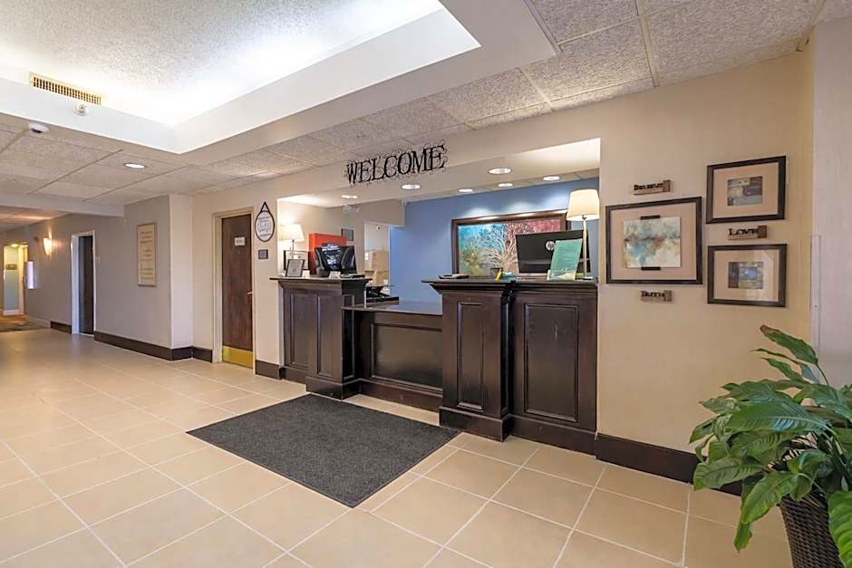 Greenfield Inn & Suites Owensboro, KY Airport