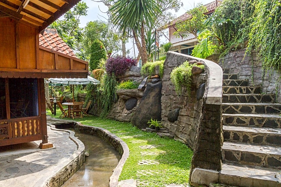 RedDoorz near Farmhouse Lembang