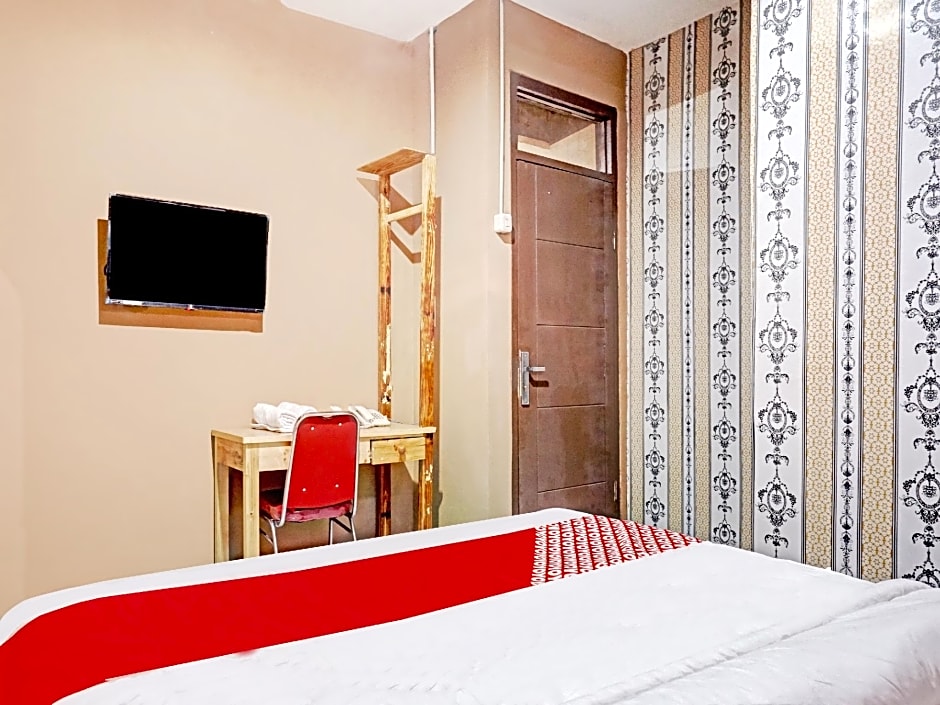 OYO 90469 Benhil Karet Tengsin