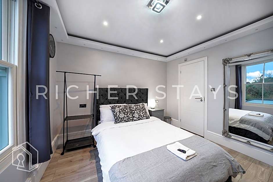 Hackney Suites - En-suite rooms & amenities