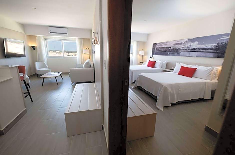 Super 8 by Wyndham Manzanillo