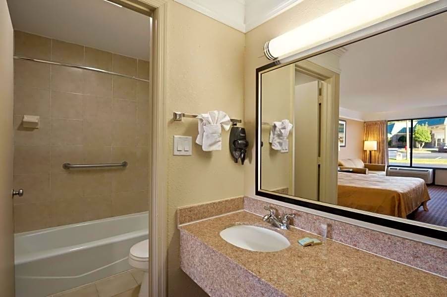 Travelodge by Wyndham Hinesville