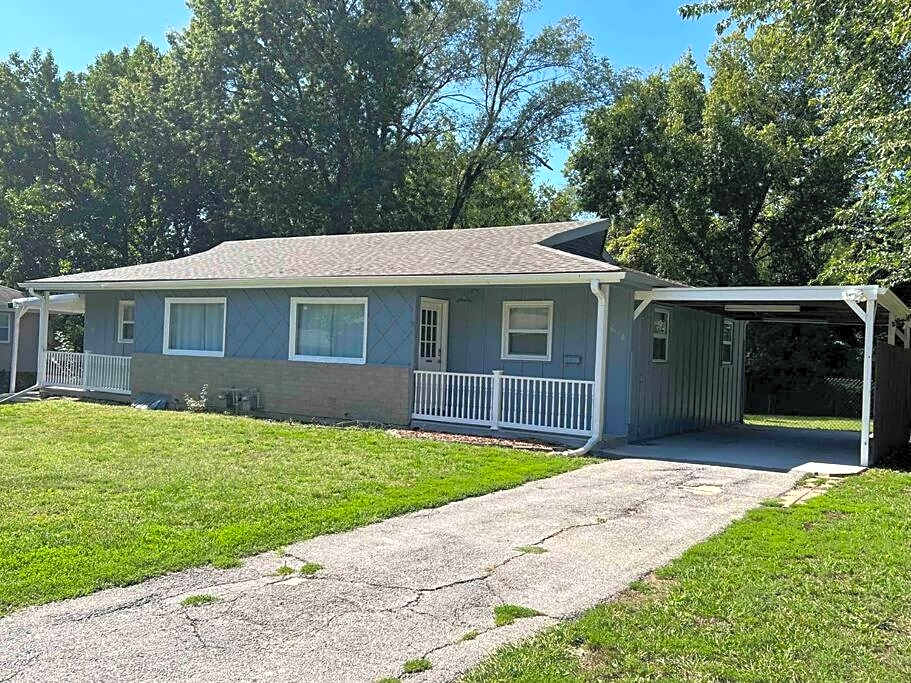 Modern & Cozy 2 bedroom home near downtown Shawnee
