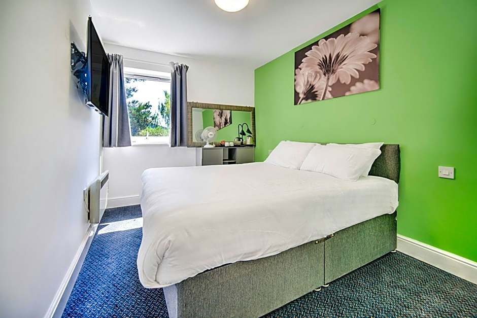 GO2 Gloucester Hotel by OYO