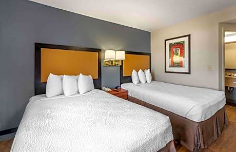 Studio with Two Queen Beds - Non-Smoking