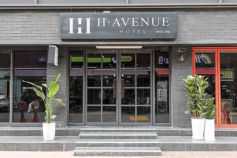 H Avenue Hotel