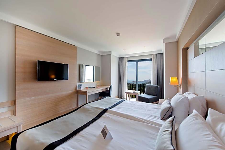 Photo 1 of 2 of 1 Double Bed, Sea View