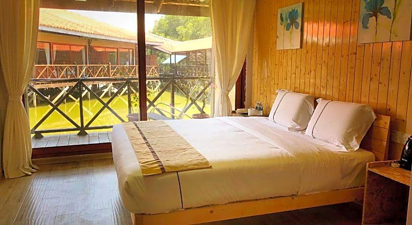 Gayang friendly water house homestay