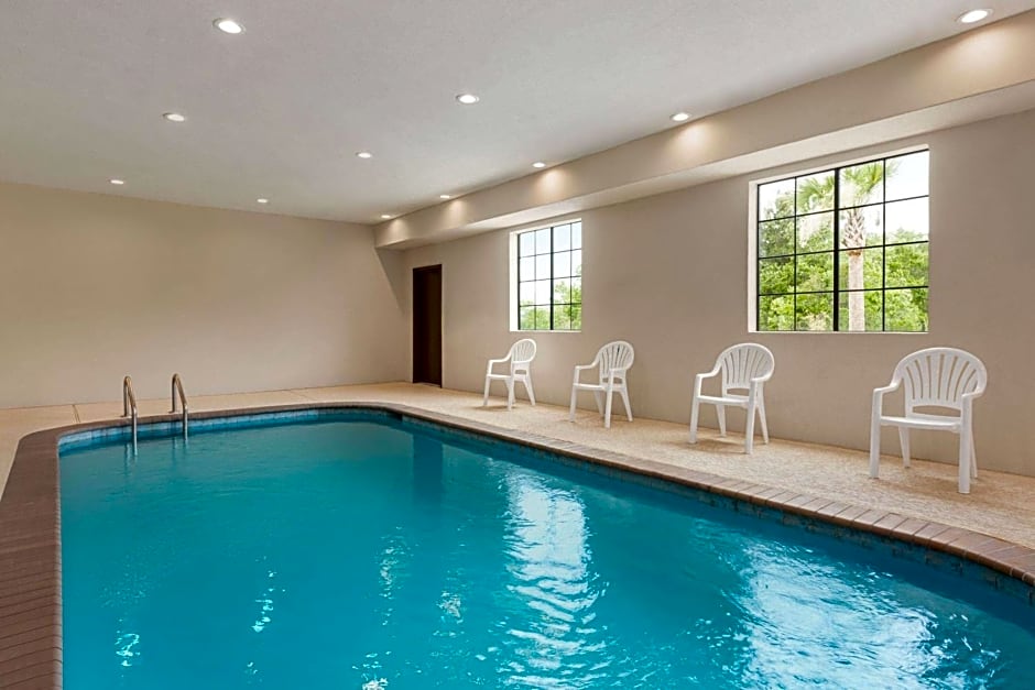 Days Inn & Suites by Wyndham Greater Tomball
