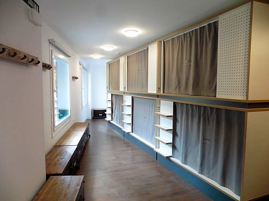 Foto 1 di 7 di Bunk Bed in 12-Mixed Dormitory Room