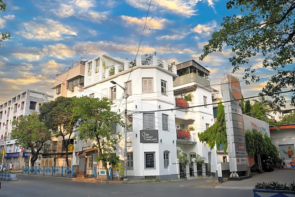 The Corner Courtyard – Calcutta, LA