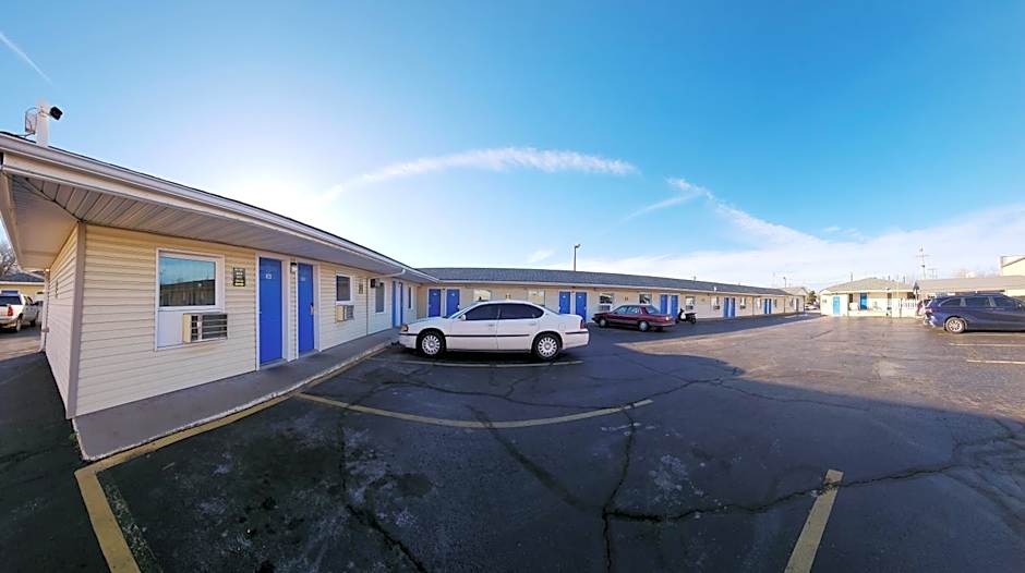 Plaza Motel