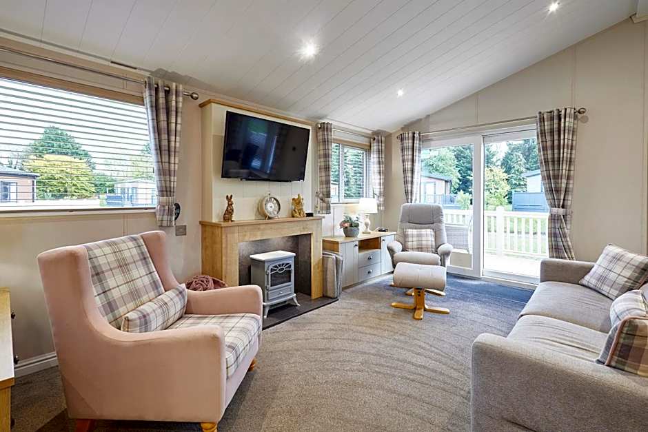 Kinship Lodge with Hot Tub