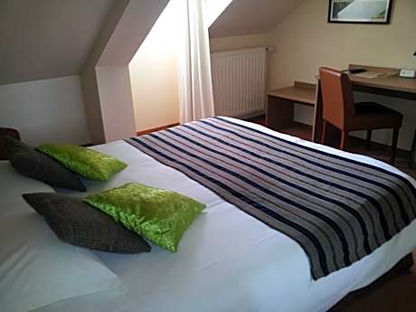 Double Room With Shower overlooking Port Rhu