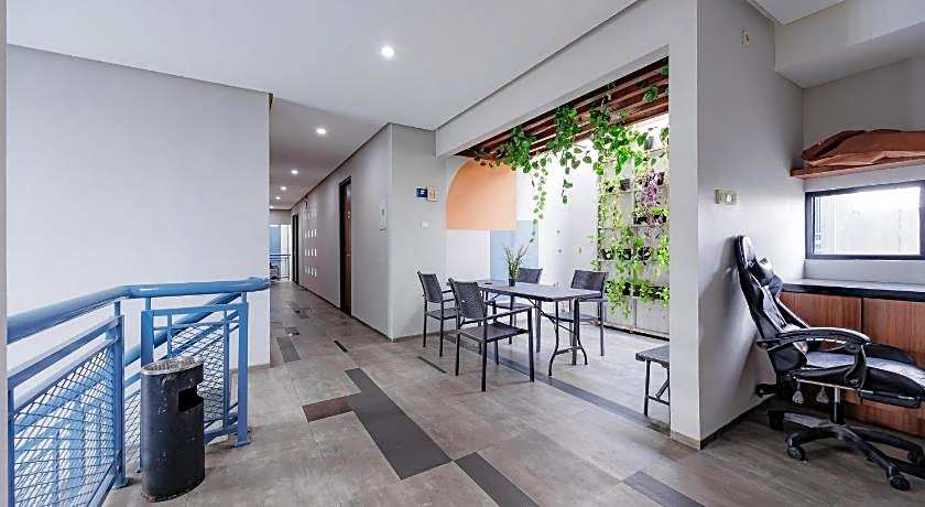 RedDoorz Plus near Radio Dalam 3