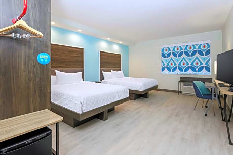 Queen Room with Two Queen Beds - Hearing Access