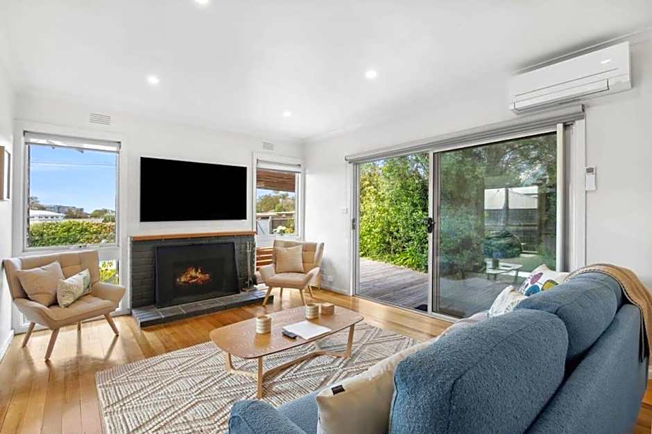 Torquay Springs with pool 600m to beach