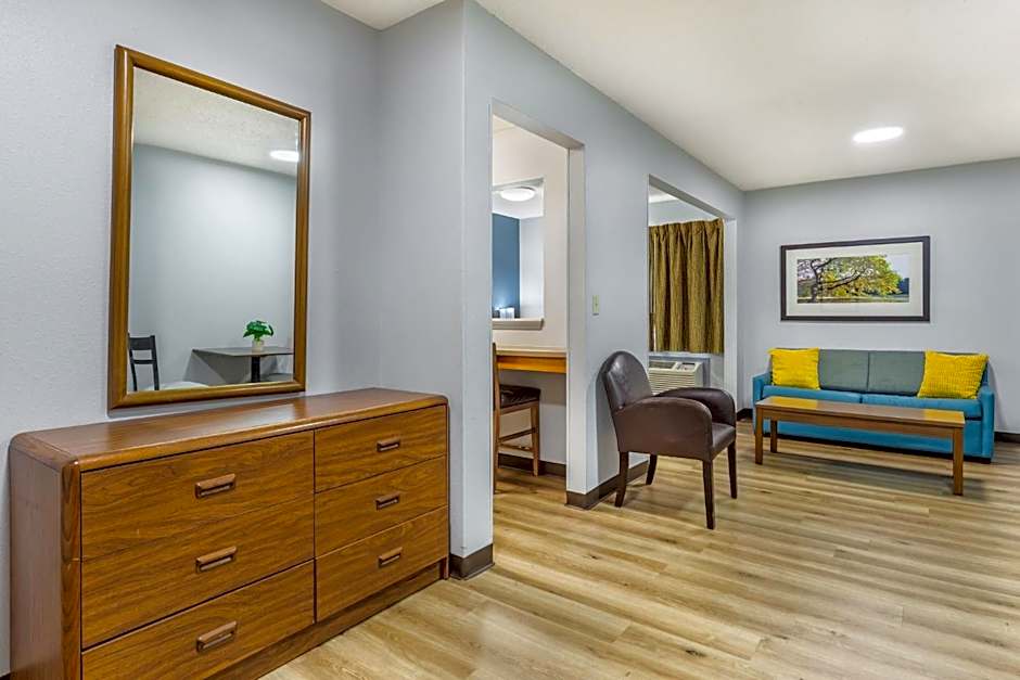 HomeTowne Studios & Suites by Red Roof Greensboro