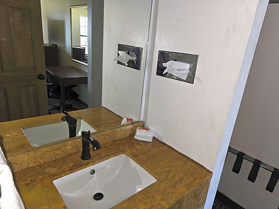 Econo Lodge Eagle Nest