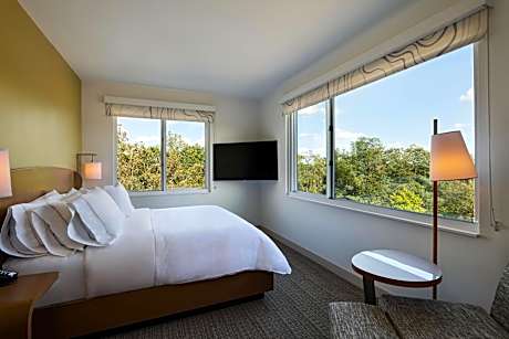 Standard King Room with Adapted Tub - Mobility and Hearing Accessible