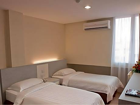 Deluxe 2 Single Beds