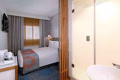Standard Queen Room - Top Floor