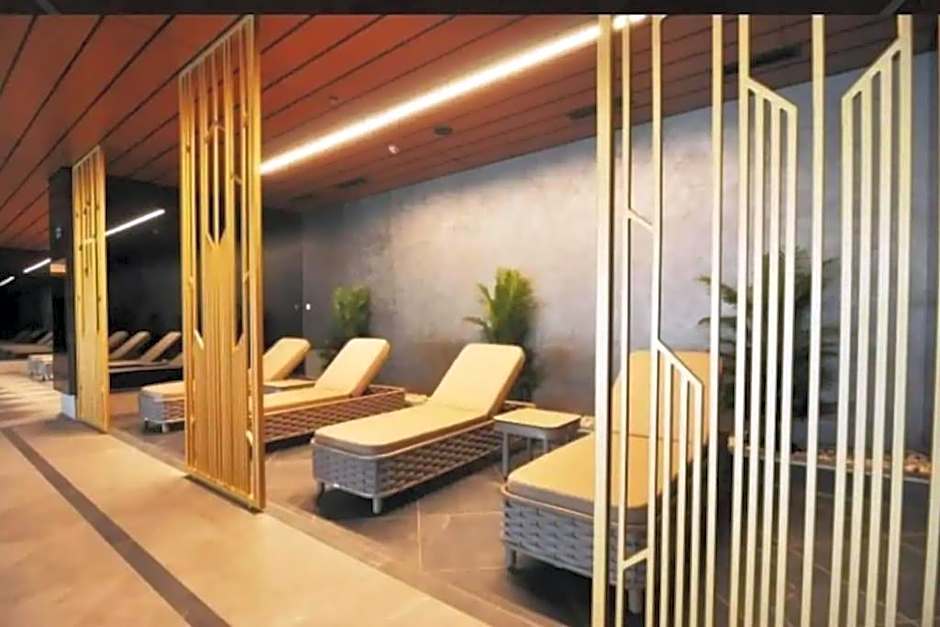 Luxury apt in the 40 plus floor