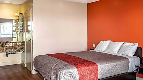 1 King Bed | Non-Smoking, Micfridge