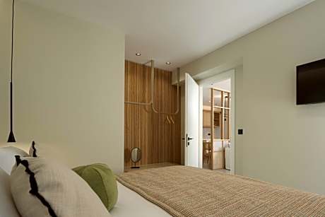 Suite with Hot Tub