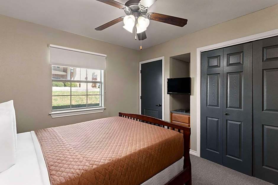 Eagle's Den Suites Kenedy a Travelodge by Wyndham