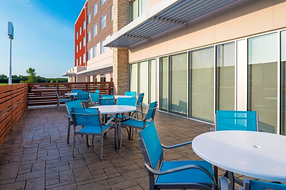 Holiday Inn Express & Suites Kingdom City, an IHG Hotel