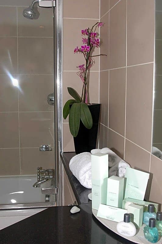 54 Queen's Gate Hotel