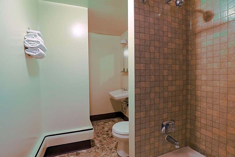 Love Hotels Silver Street by OYO at Hurley WI