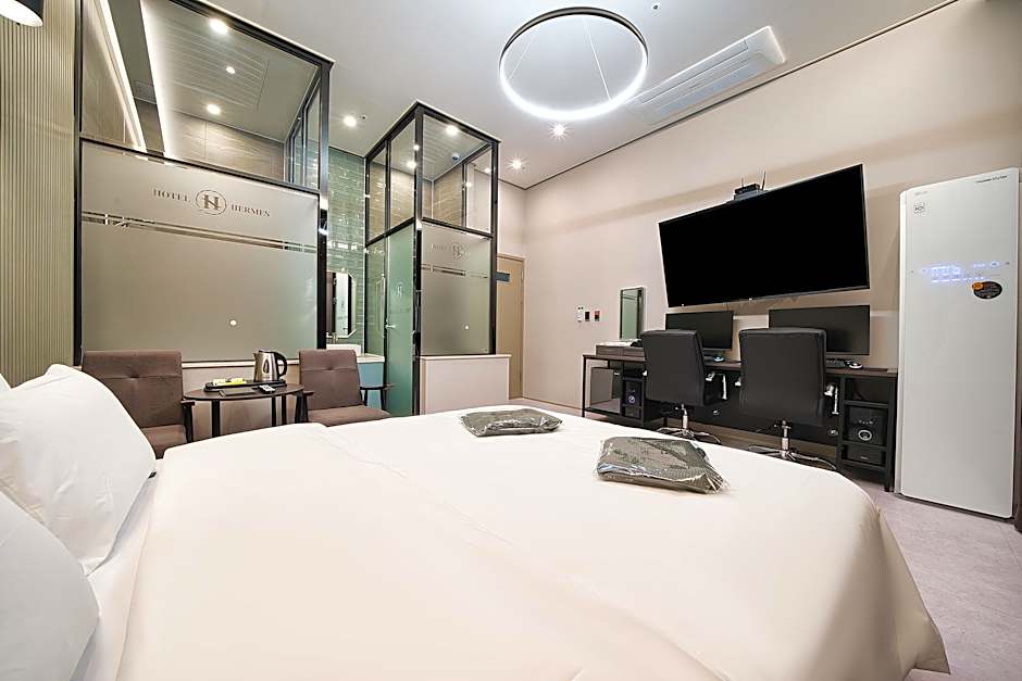 Hotel Hermes at Yongin Everland Station