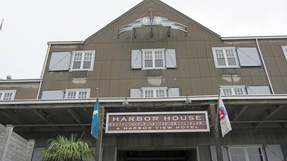Harbor House Hotel and Marina