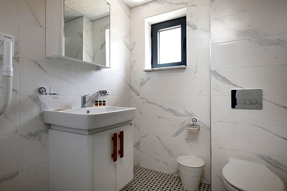 Grand Dodo's Triada Seaview Studios