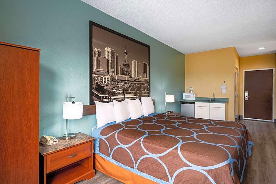 Super 8 by Wyndham Salisbury