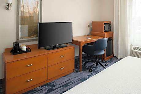 King Room with Roll-In Shower - Mobility and Hearing Accessible