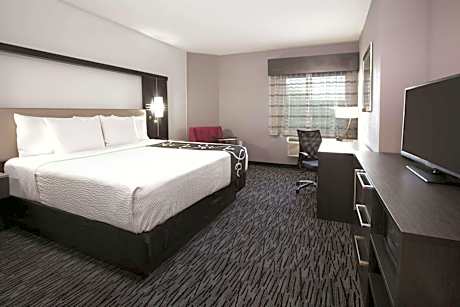 King Room with Roll-In Shower - Mobility/Hearing Accessible - Non-Smoking